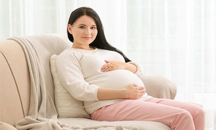 دراسة تظهر أن نوم النساء الحوامل على ظهورهن يُعادل تدخين 10 سجائر يومياً