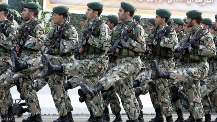 إيران تواجه «كورونا» بـ 300 ألف جندي