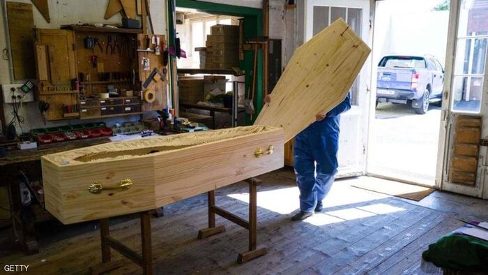 كورونا ينعش صناعة التوابيت في فرنسا