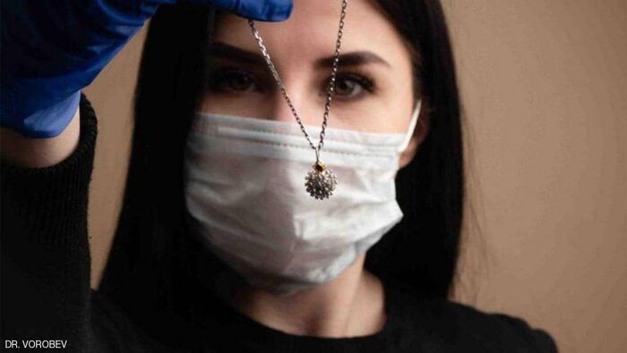 استثمار للأزمة.. انتاج قلادة كورونا وتقديمها كهدية للأطباء