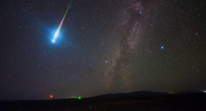 العلماء يعثرون على «شقوق» في الكون