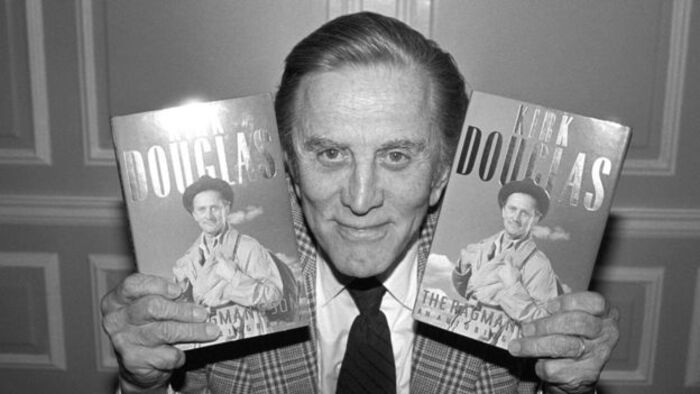 وفاة كيرك دوغلاس عن عمر يناهز 103 أعوام