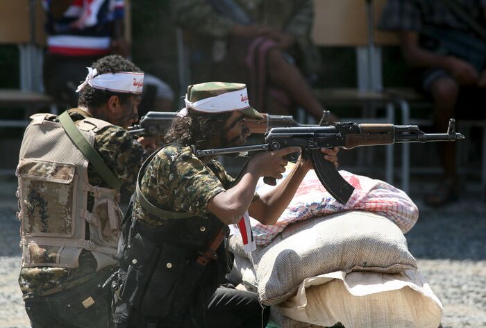 مقتل قيادي حوثي ومرافقيه.. والميليشيا تستهدف أحياء سكنية