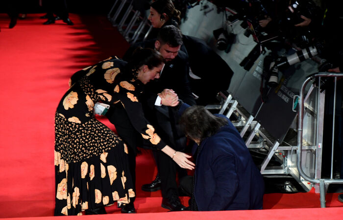 النجم آل باتشينو يسقط على «السجادة الحمراء» (فيديو)