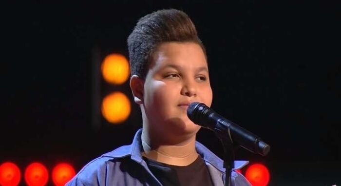 متسابق «ذا فويس كيدز» يغني لصديقه المنتحر (فيديو)