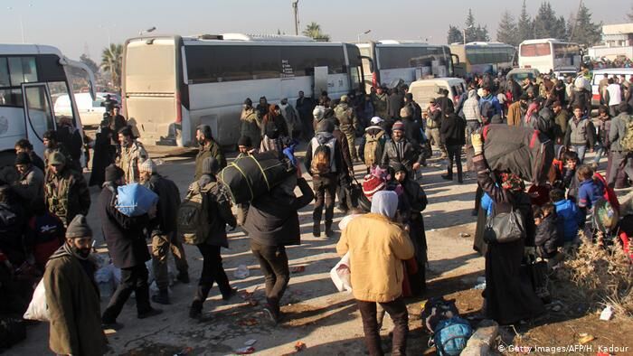 نزوح الآلاف من ريف حلب في ظل قصف روسي وسوري