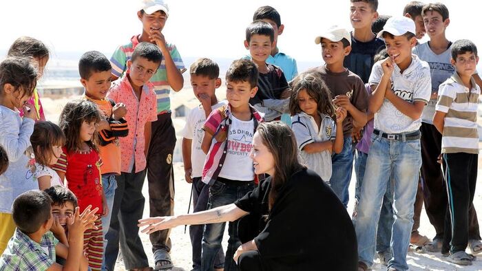 أنجلينا جولي تتبرع لأطفال تضرروا من كورونا