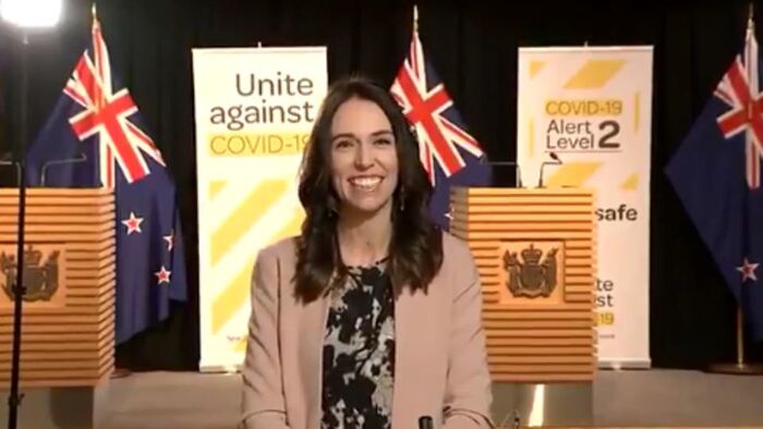ما ردة فعل رئيسة وزراء نيوزيلاندا أثر تعرضها لزلزال على الهواء؟  (فيديو)