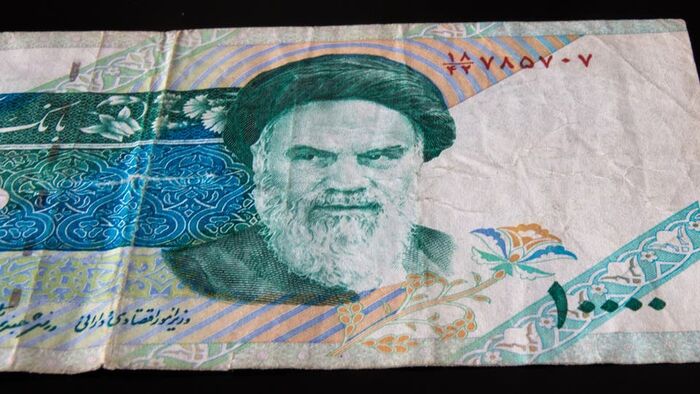 العقوبات الأمريكية تدفع إيران إلى حذف 4 أصفار من عملتها