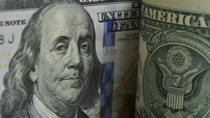 الدولار يتمسك بمكاسبه بالرغم من أضرار «كورونا»