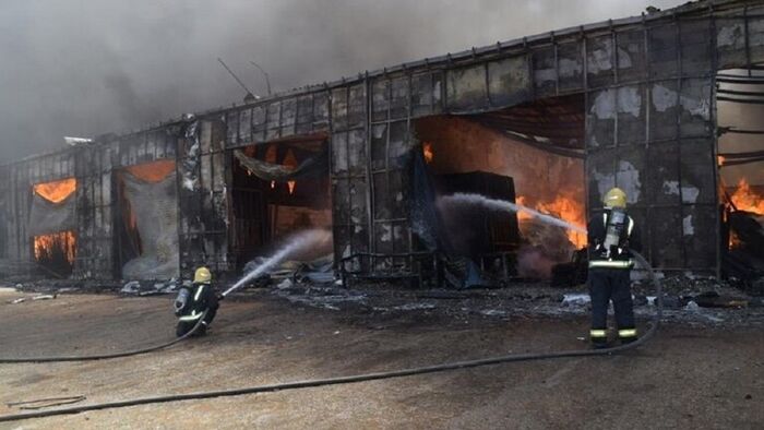 اندلاع حريق في محال للخيام  بحي الجنادرية بالعاصمة الرياض (صور)