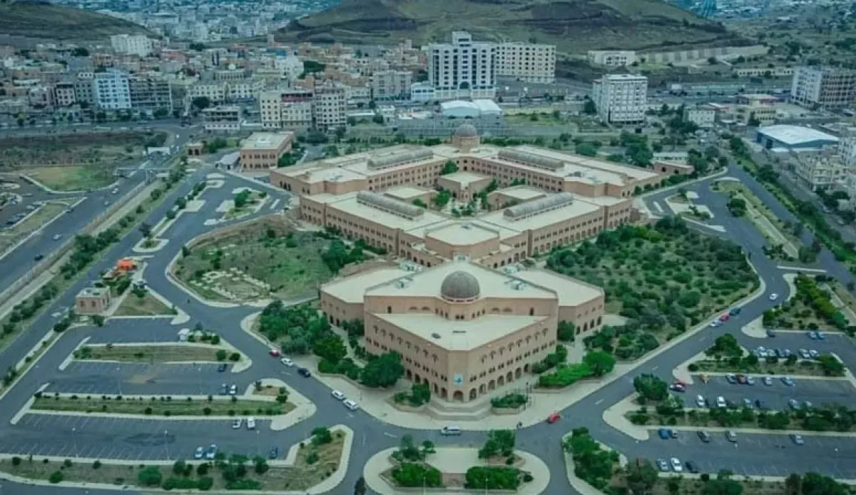 من محو الإنجليزية إلى فرض الفارسية.. مخطط حوثي إيراني لتفريس التعليم اليمني