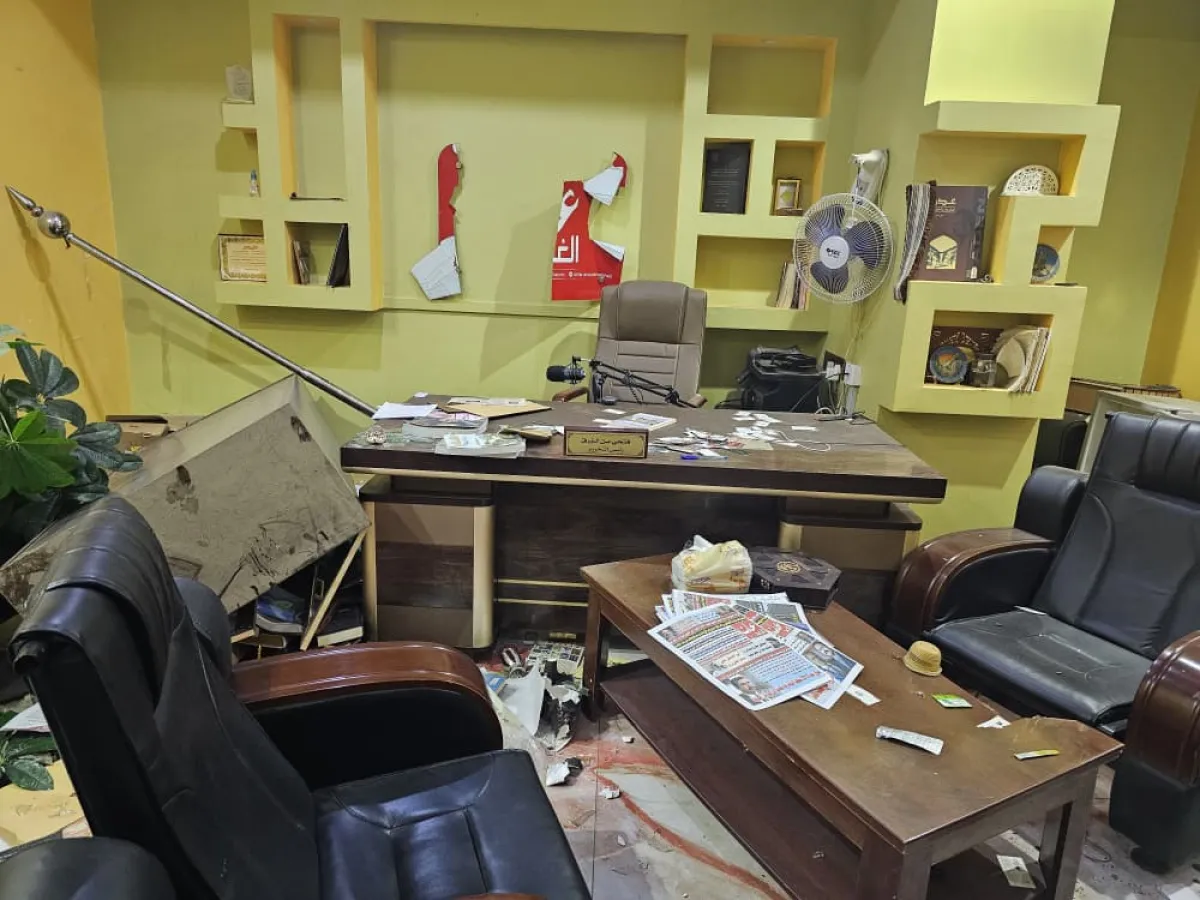 الاتحاد العام للإعلاميين ونقابة الصحفيين يدينان اقتحام صحيفة عدن الغد والاعتداء على طاقمها
