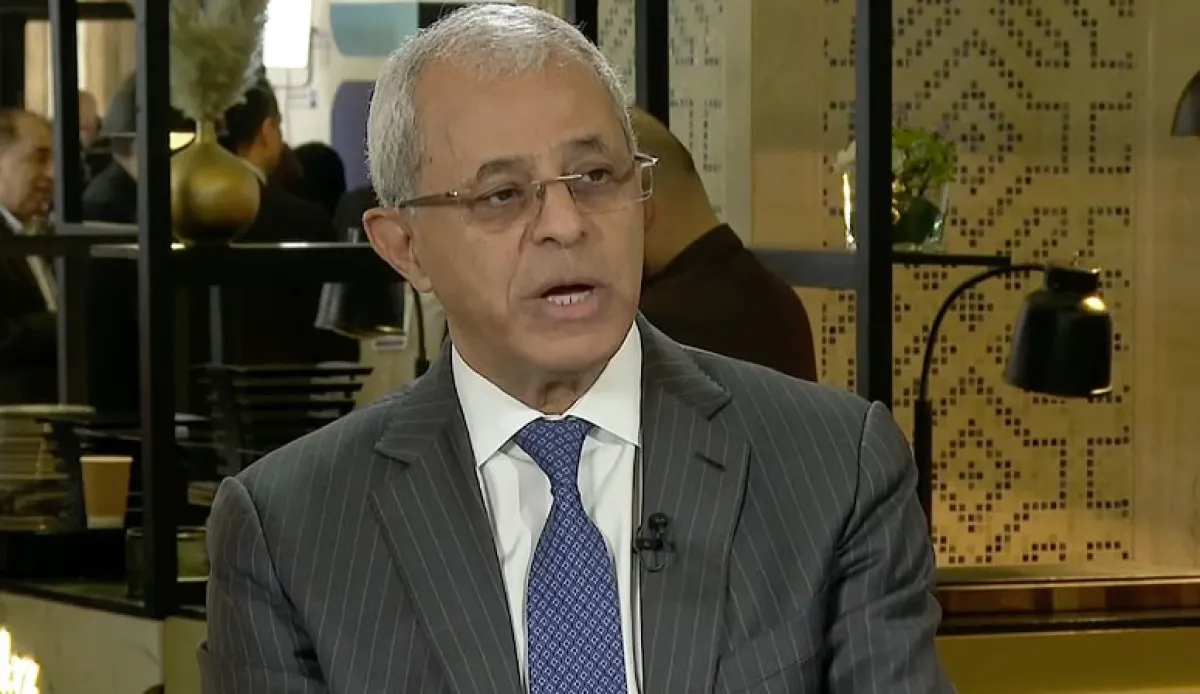 نائب وزير الخارجية يستبعد التحرير العسكري ويثير جدلاً: هل تعترف الحكومة بتقسيم اليمن؟