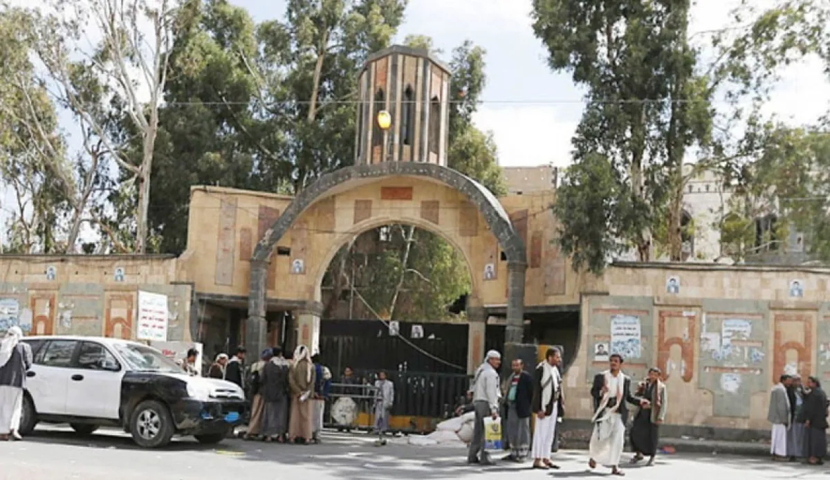 صنعاء.. مليشيا الحوثي تجرم زيارة زعيم قبيلة حاشد وتزرع أجهزة تنصت في محيط منزله