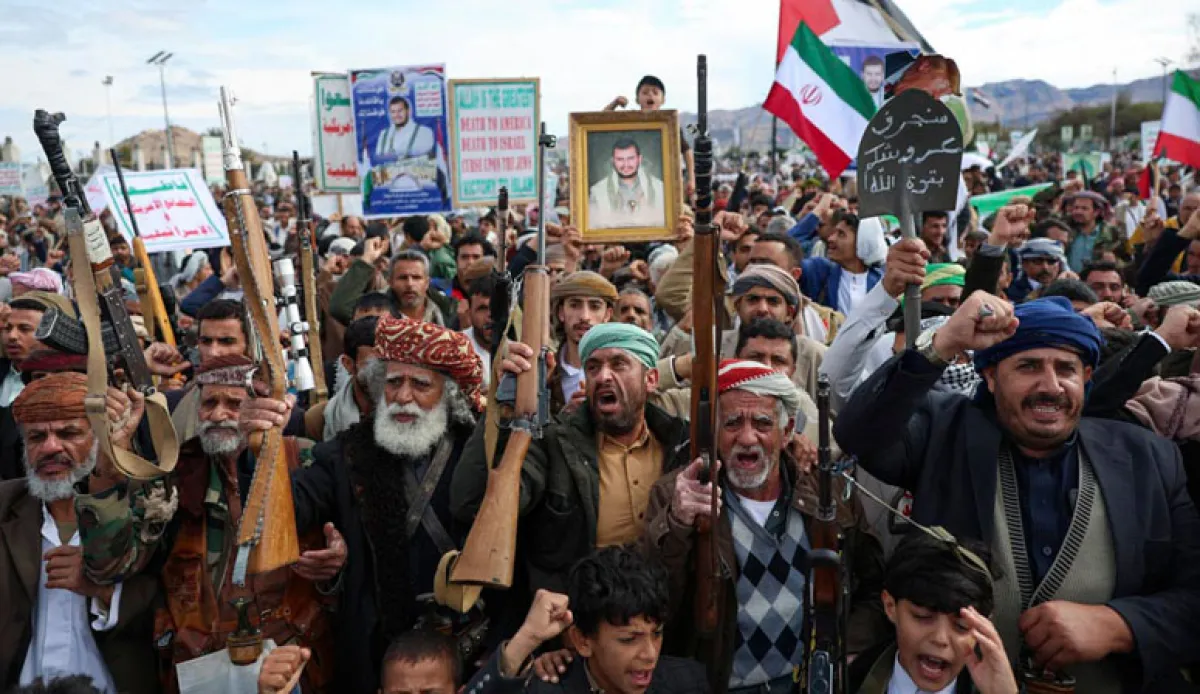 مجموعة الأزمات الدولية: الحوثيون ذراع إيران الأخطر.. لم يدخلوا الحرب بدافع يمني أو وطني
