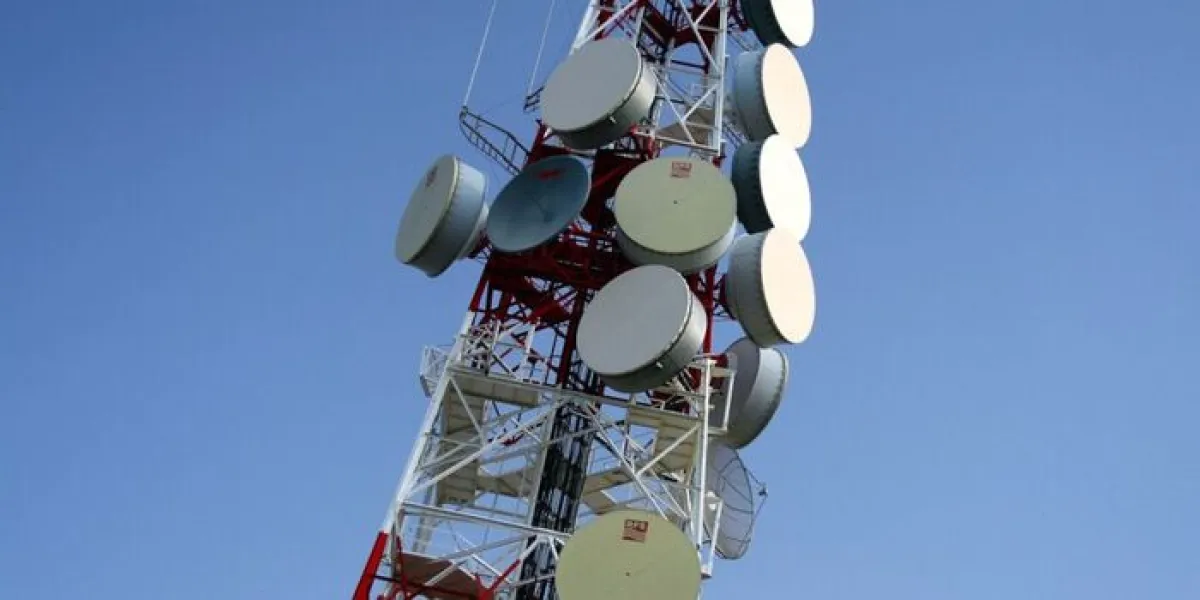 الحوثيون يحتكرون الاتصالات.. والحكومة تكتفي بالتوجيهات بينما مليارات القطاع تموّل الحرب