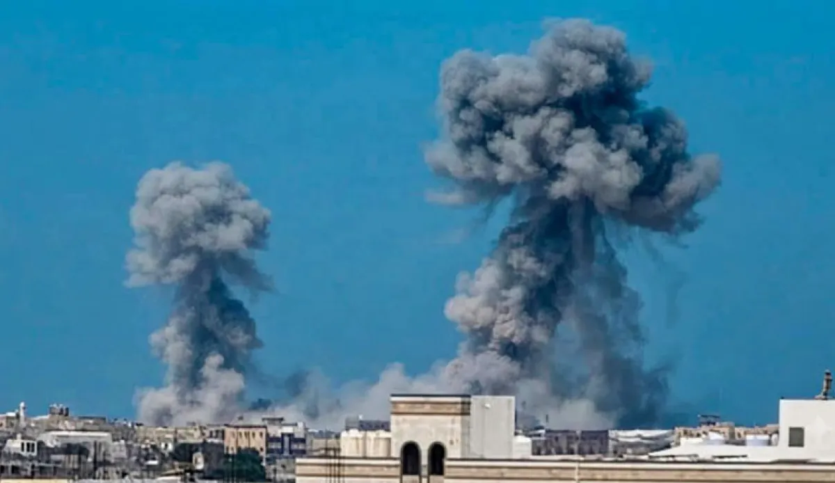 الحوثيون يستهدفون ميناء المخا بأكثر من 15 هجوماً.. والدفاعات الجوية للمقاومة تسقط عدة مسيّرات