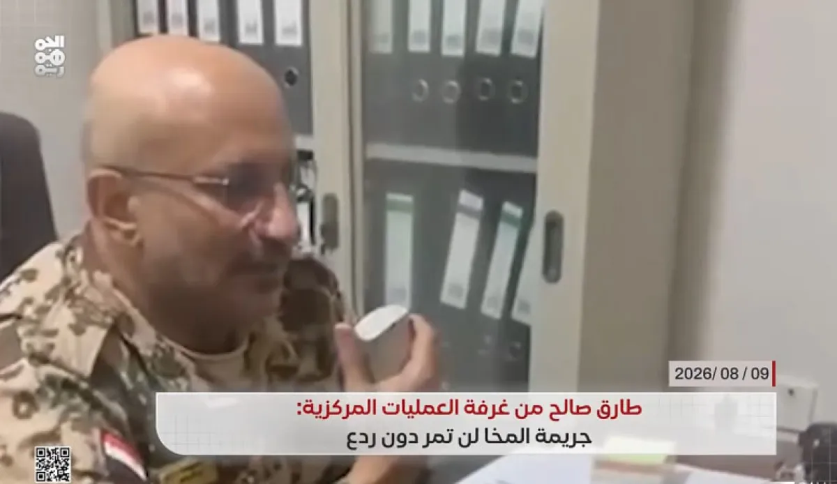 طارق صالح يزور غرفة العمليات العسكرية عقب استهداف الحوثي للمخا ويوجه  بمراقبة العدو وضربه