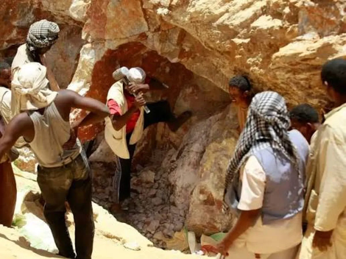 فاجعة تعدين جديدة.. مقتل 10 عمال وإصابة 21 في انهيار آبار ذهب بشمال السودان