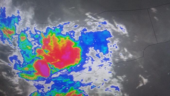 إعصار "نيسارغا" يصل عدن ويحولها لمدينة موبوءة للمرة الثالثة (صور)