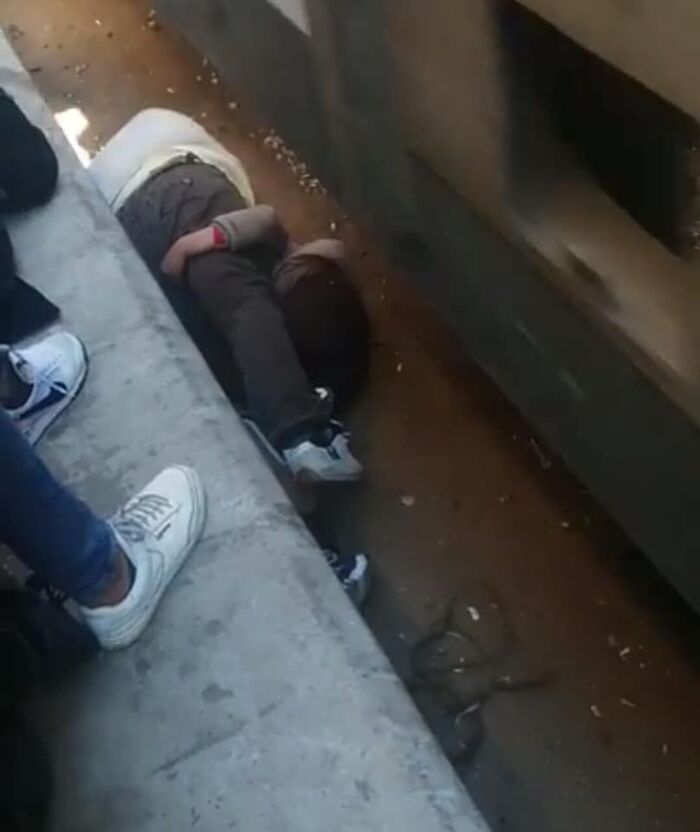 فيديو.. أب ينقذ ابنته من الموت تحت عجلات القطار