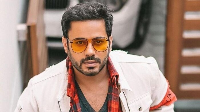 هل حمل الفنان الإيراني «بوشهري» كورونا معه للكويت؟