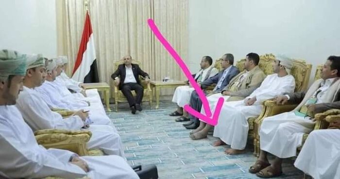 شاهد| تعمد حوثي على السخرية من الوفد العماني وصور تظهر الاخير بمواقف محرجة