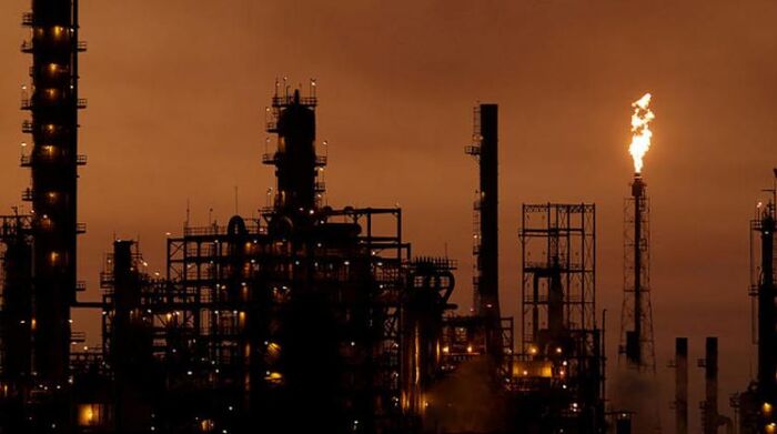 هل يتفق منتجو العالم على أكبر تخفيض نفطي في التاريخ؟