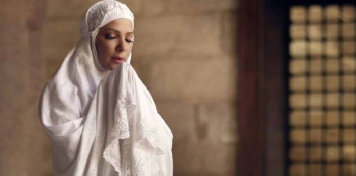 كورونا يدفع الفنانة أصالة لختم القرآن الكريم والصلاة بانتظام