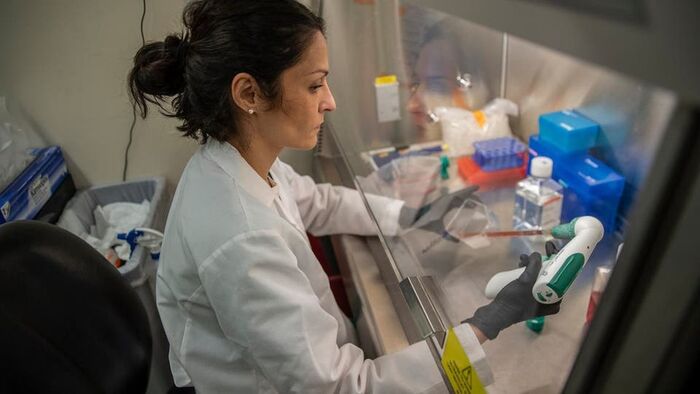 علماء يتعاونون لإيجاد علاج لكورونا.. و50 دواء تجري تجربتها