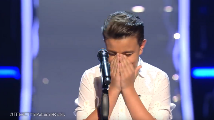 طفل «ذا فويس» الباكي يبهر المدربين ويحصد لفة ثلاثية (فيديو)