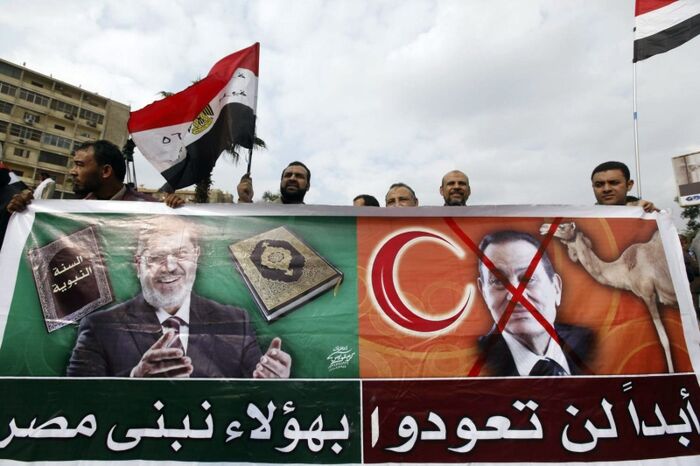 مبارك والإخوان.. عقود من الخديعة السياسية المتبادلة