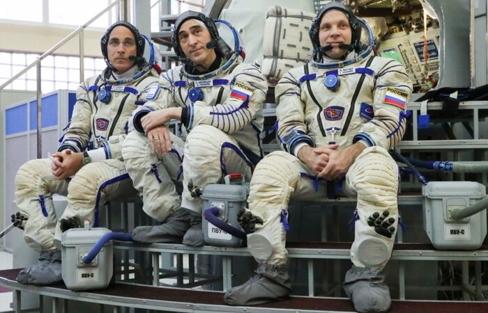 رواد الفضاء يخضعون للحجر الصحي