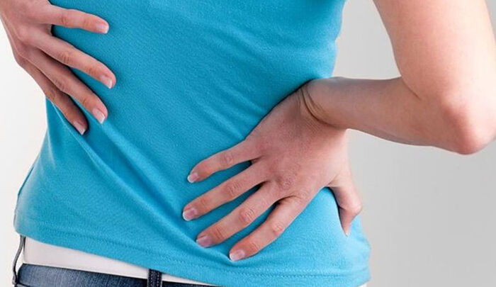 طبيبة تكشف أسباب ألم «عظم الذنب» أسفل الظهر وتداعياته