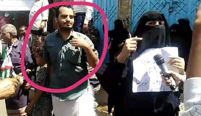 الاعتداء على أروى الشميري من قبل عناصر نسائية تابعة للإصلاح خلال مظاهرات تعز (فيديو)