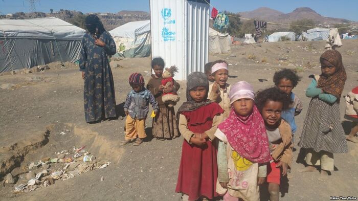 ينزحون بسبب الإرهاب الحوثي