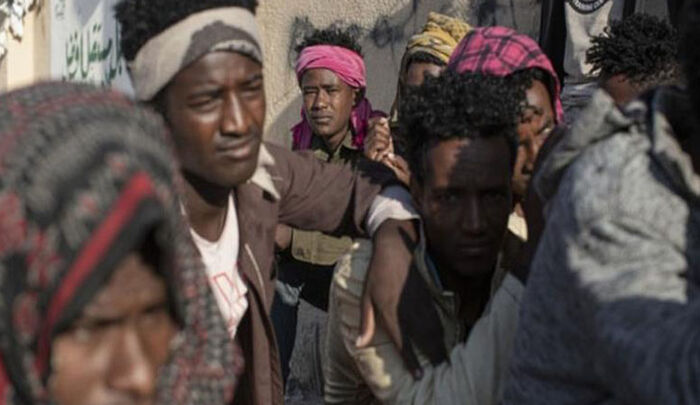 بعد أن دربتهم عسكريًا.. مليشيا الحوثي تدفع بالأفارقة إلى المناطق المحررة