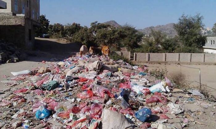 إهمال المليشيا  يغرق إب في أكوام القمامة (تقرير)