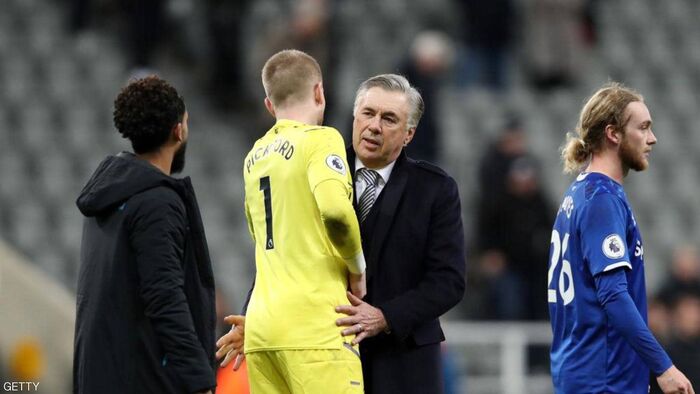 أنشيلوتي يدافع عن بيكفورد بعد إصابة «صخرة ليفربول»