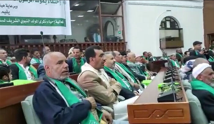 بالفيديو.. مليشيا الحوثي تجبر أعضاء البرلمان في صنعاء على هذا الفعل!