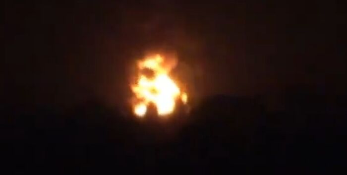 مليشيا الحوثي تحرق شاحنتين محملتين بالمشتقات النفطية جنوب حيس (فيديو)