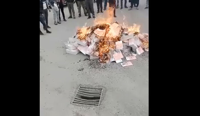 تركيا توزع كتاب مدرسي يضم رسوما للنبي محمد يثير غضب سكان شمال سوريا (فيديو)