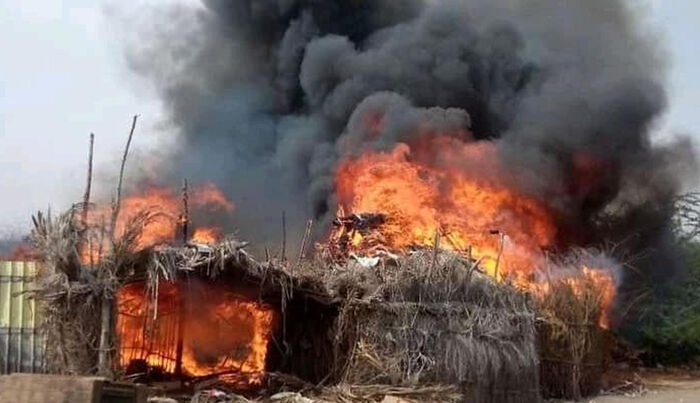 ميليشيا الحوثي تحرق منازل عشرات المواطنين في الحديدة