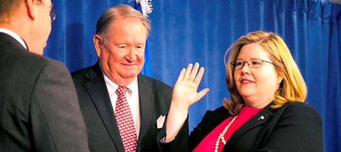 من هي السيدة التي تغلق باب البيت الأبيض في وجه بايدن؟