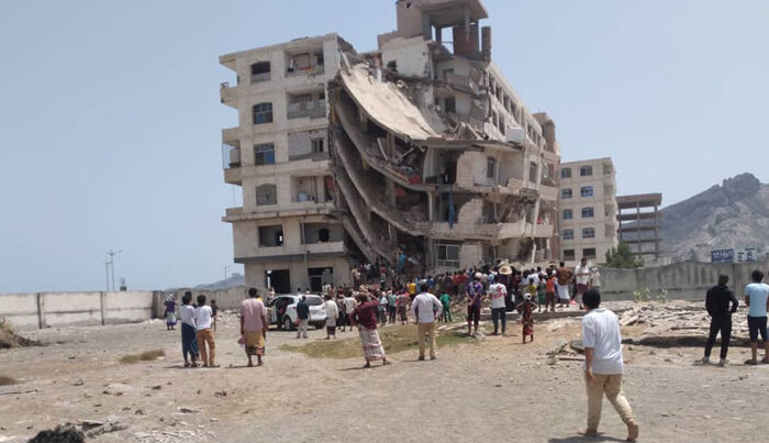 بالصور.. إنهيار عمارة سكنية في عدن على أسر نازحة