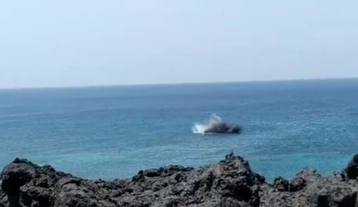 اتلاف لغم بحري من مخلفا المليشيات الحوثية في البحر الأحمر (فيديو)