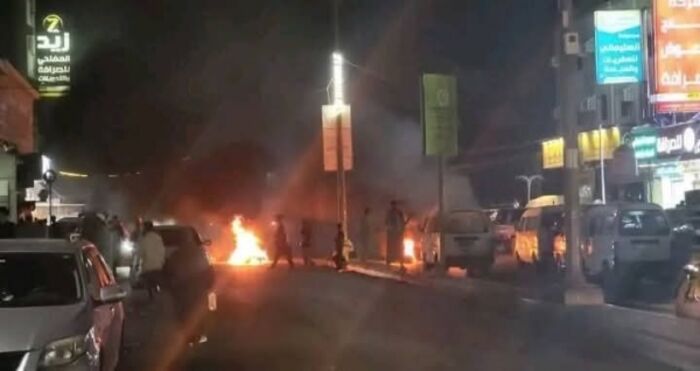 تواصل الاحتجاجات في شوارع عدن بسبب انقطاع الكهرباء