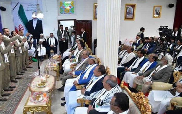 مليشيا الحوثي تنظم دورات عسكرية لعمال النظافة في ذمار وإب