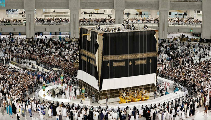 استبدال كسوة الكعبة المشرفة